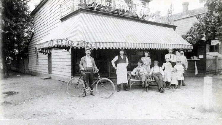 De Blasio pledges to help stop Neir’s Tavern closure