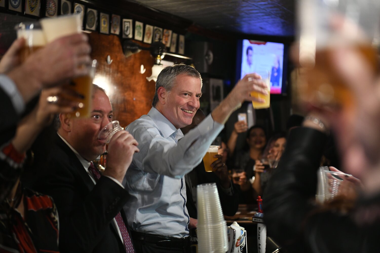 Mayor Bill de Blasio toasted a lease agreement that would enable 190-year-old Woodhaven watering hole Neir’s Tavern to stay open. Photo Ed Reed/Mayoral Photography Office.