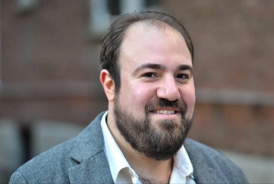 Astoria actor lets theater fans into his living room