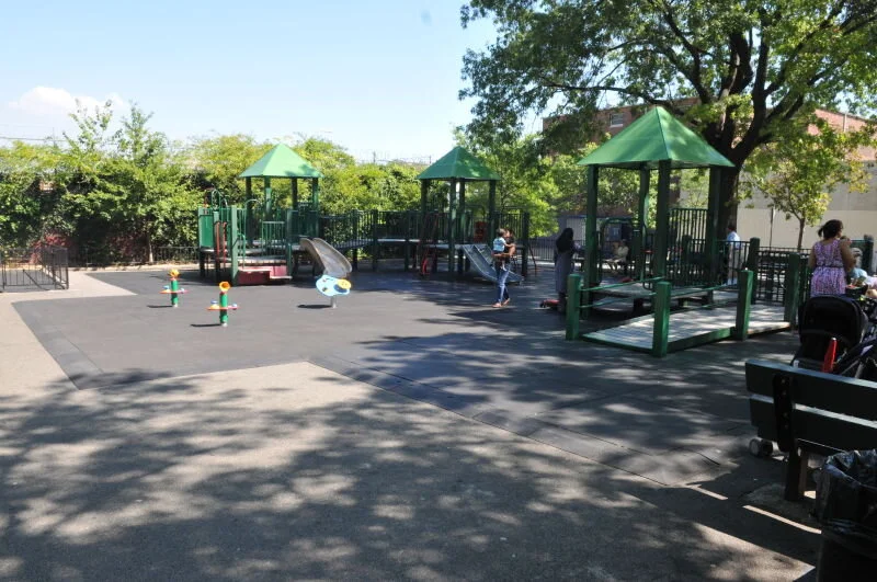Cuomo closes playgrounds across NYC 