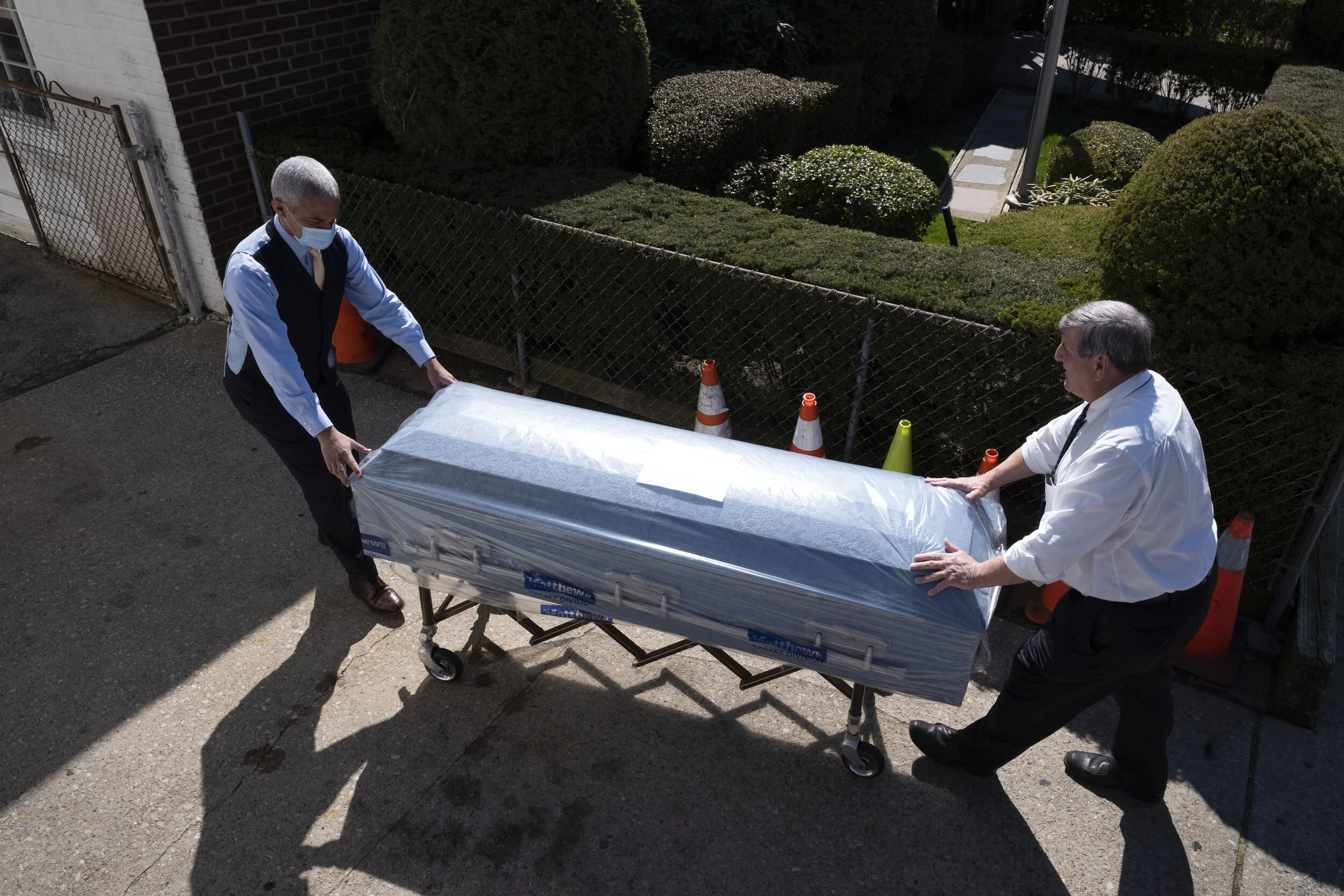 Frontline funeral home staff give Queens residents ‘a chance to say goodbye’