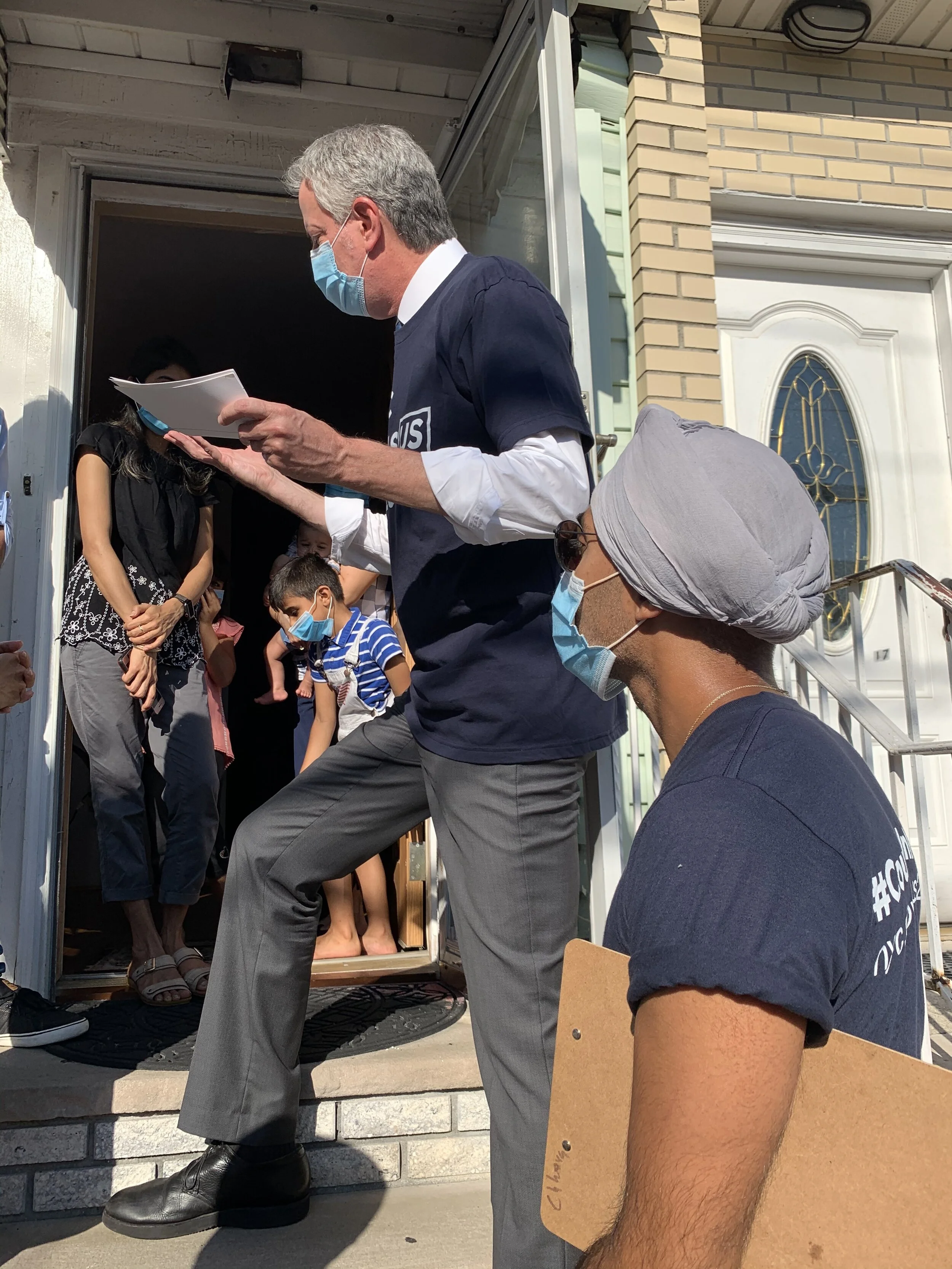 De Blasio knocks doors in Richmond Hill to rally census participation