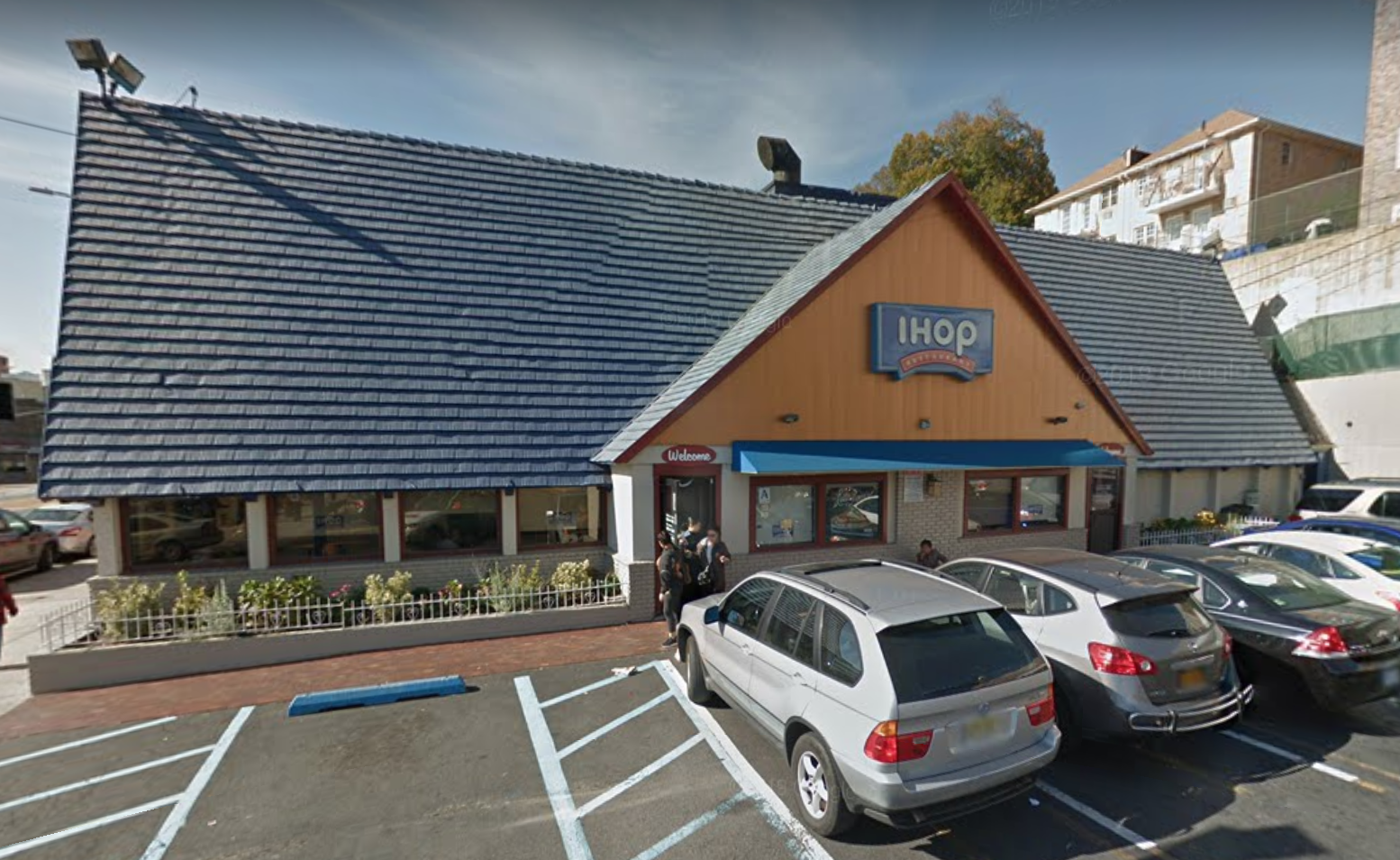 Maskless man flips out inside Jamaica IHOP after employees ask him to leave