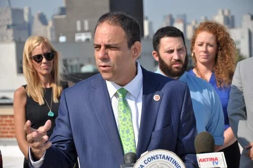 De Blasio signs new law to slash building emissions