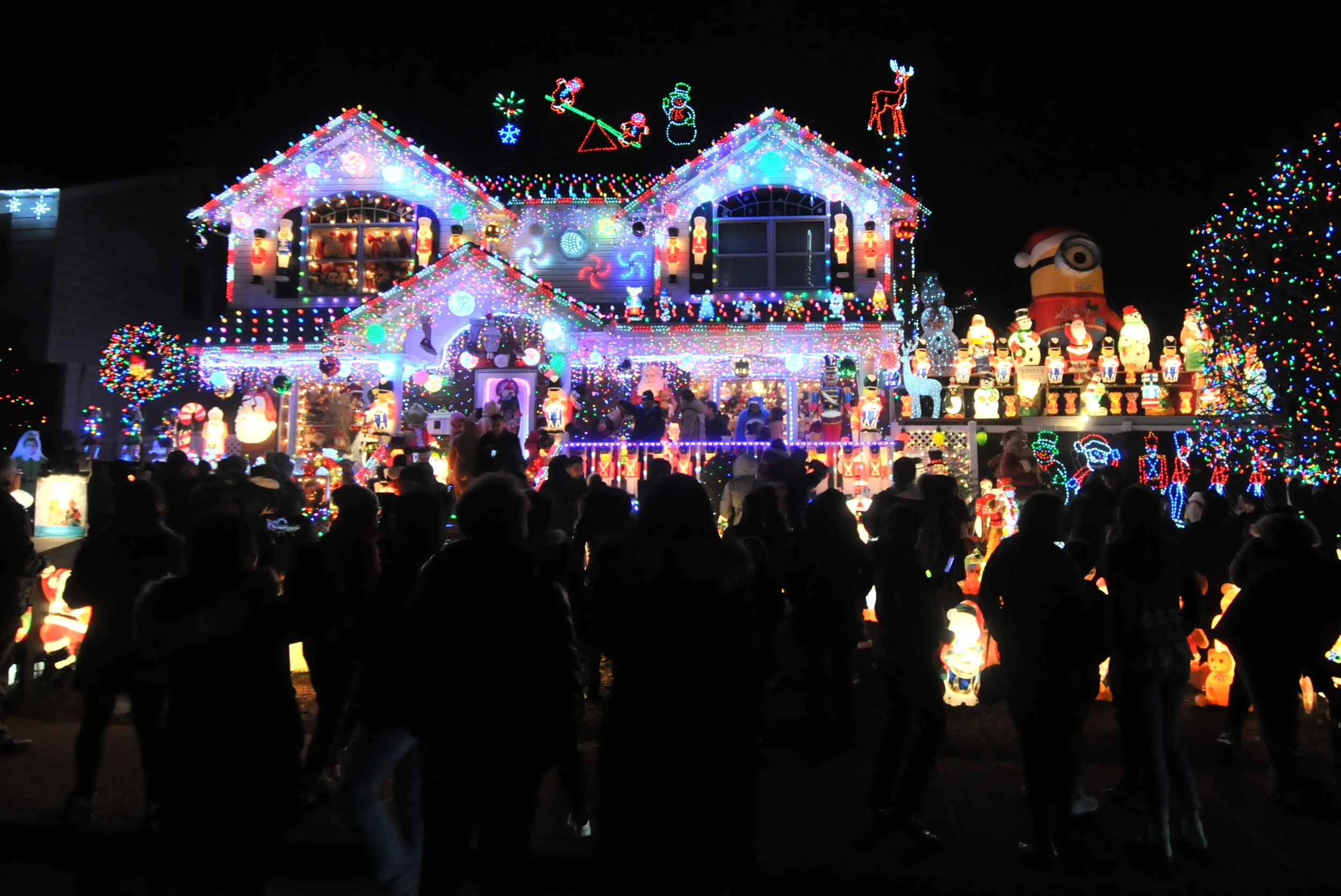 Queens’ Christmas corner cuts the lights to stop the spread of COVID-19