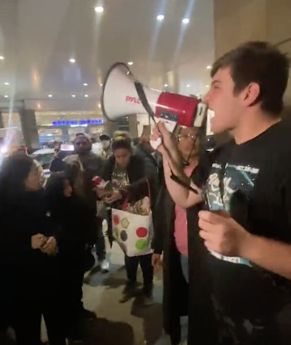 Anti-vaccine protesters arrested in Queens Center Mall Cheesecake Factory
