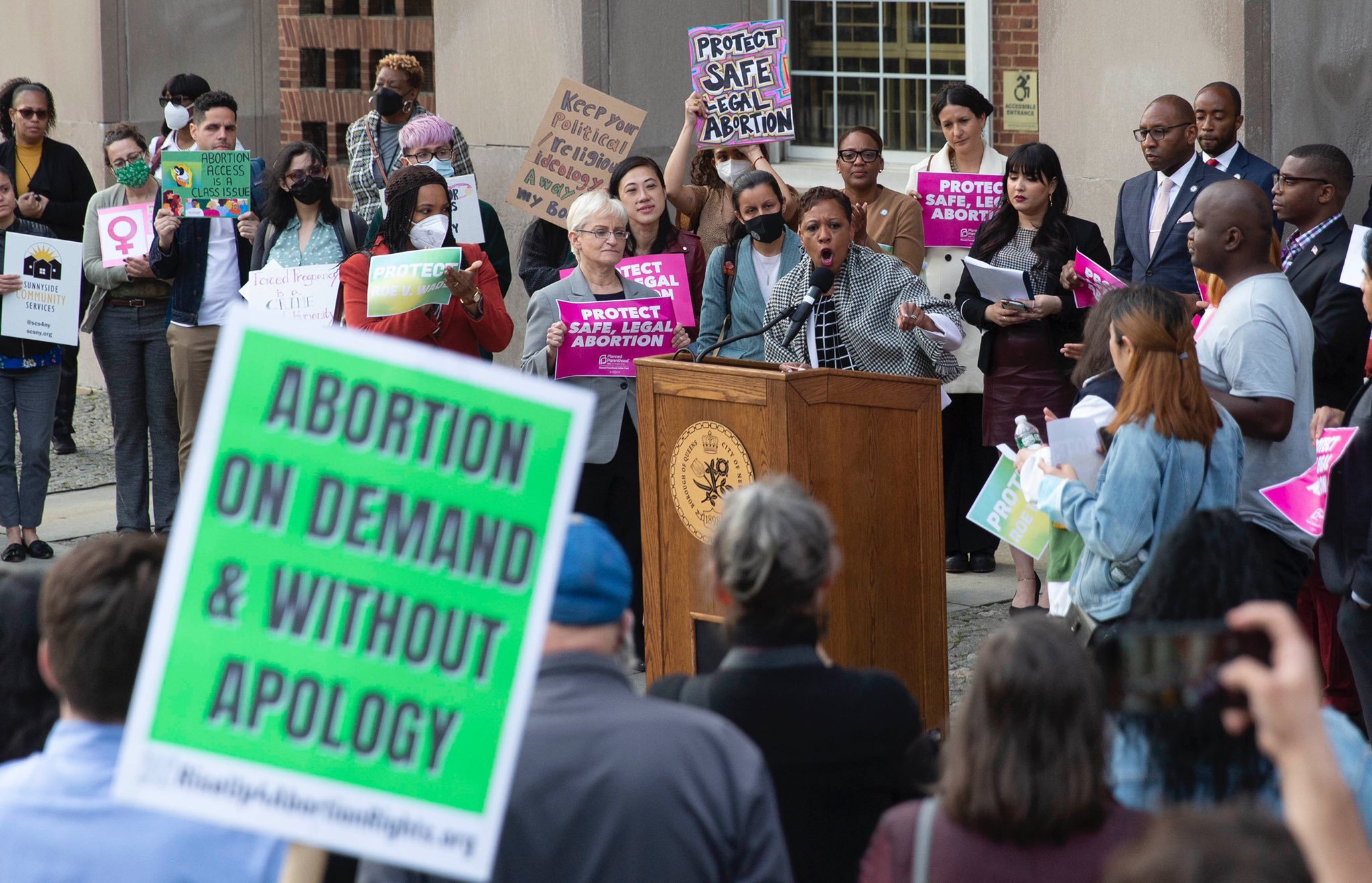 Queens says ‘hell no’ to overturning Roe