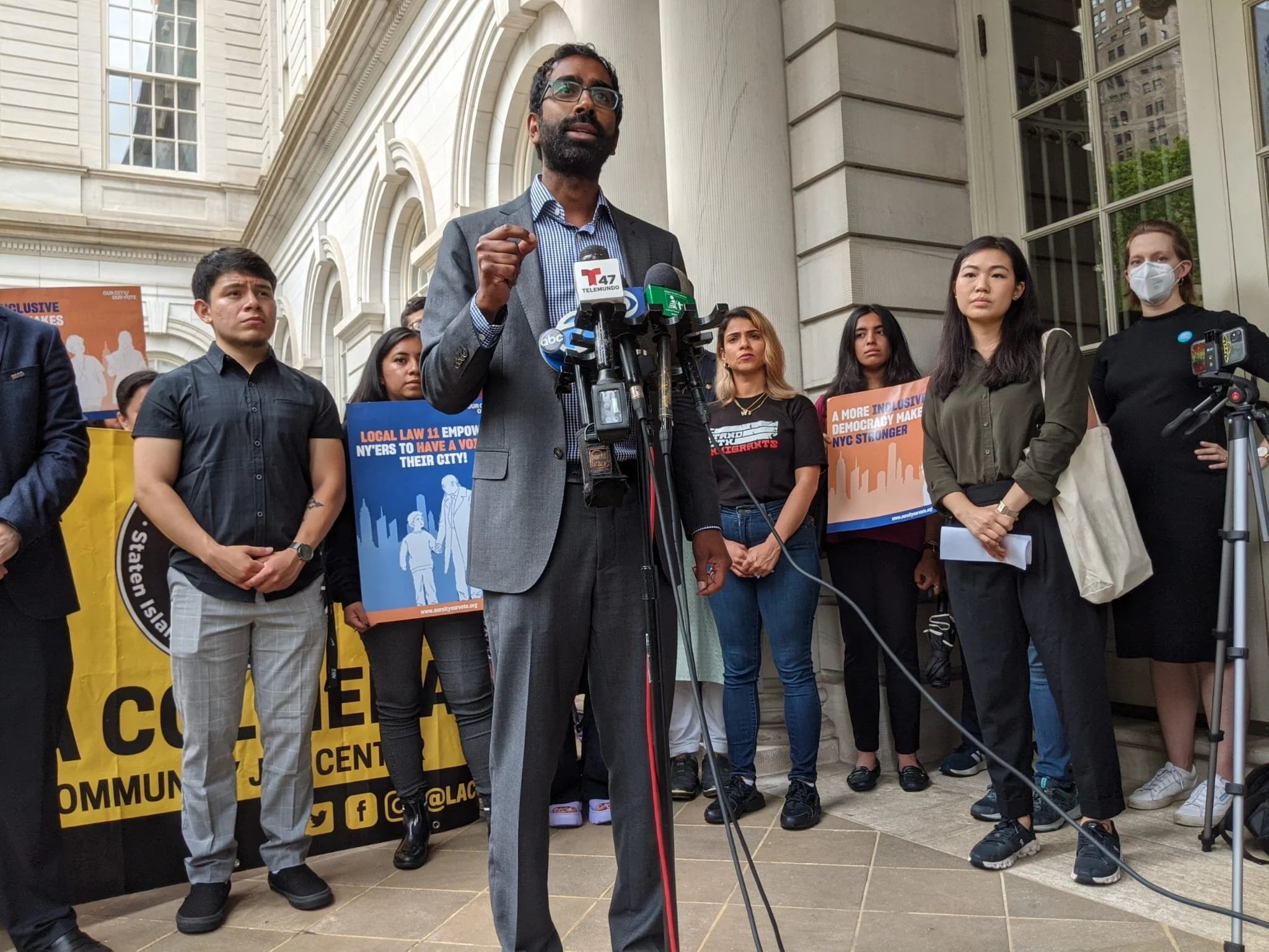 Judge strikes down NYC immigrant voting law 