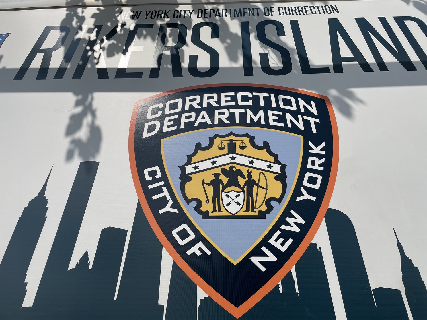 Man dies on Rikers, first death this year