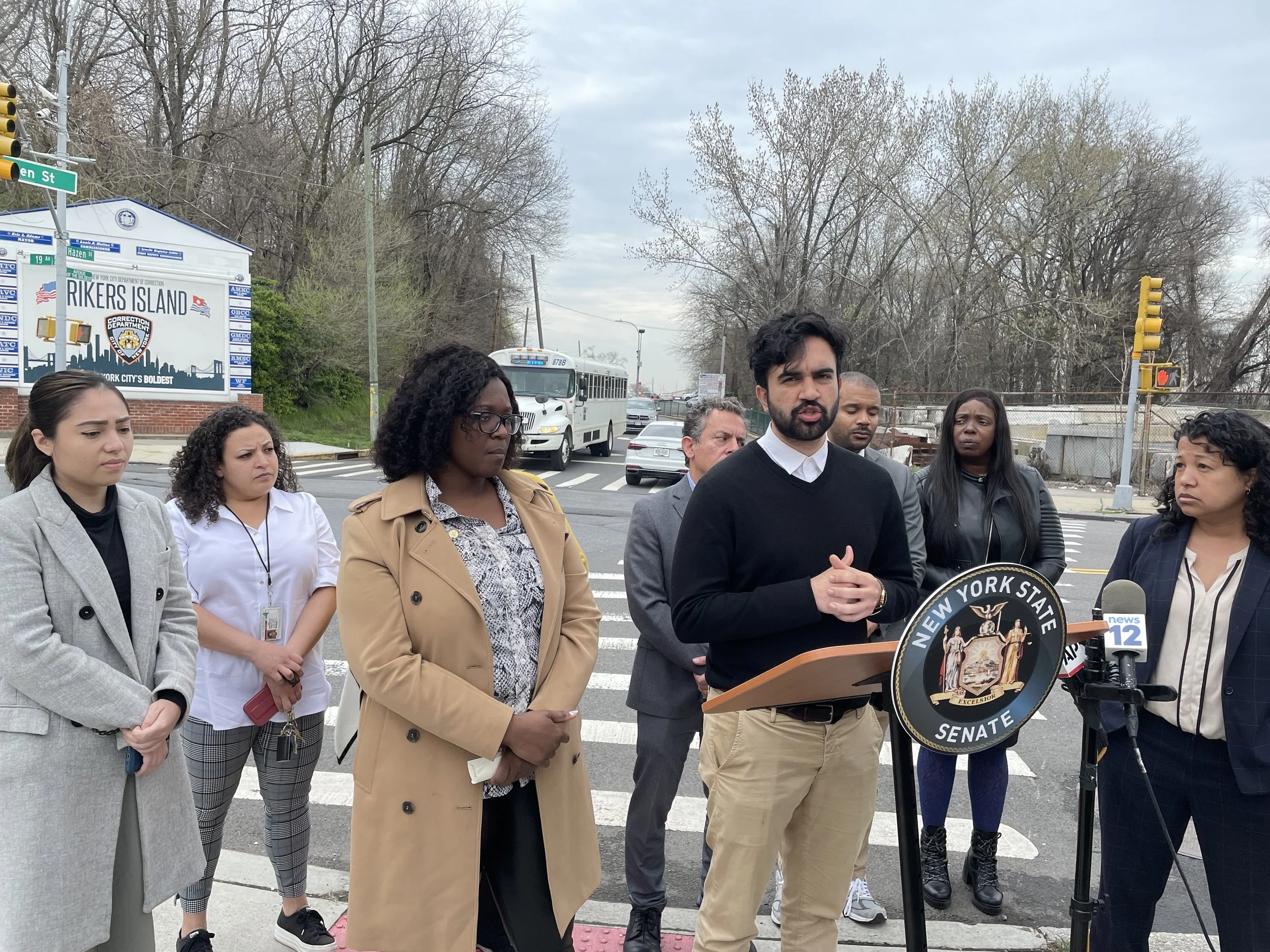 Pols protest gov’s bail proposal following Rikers visit