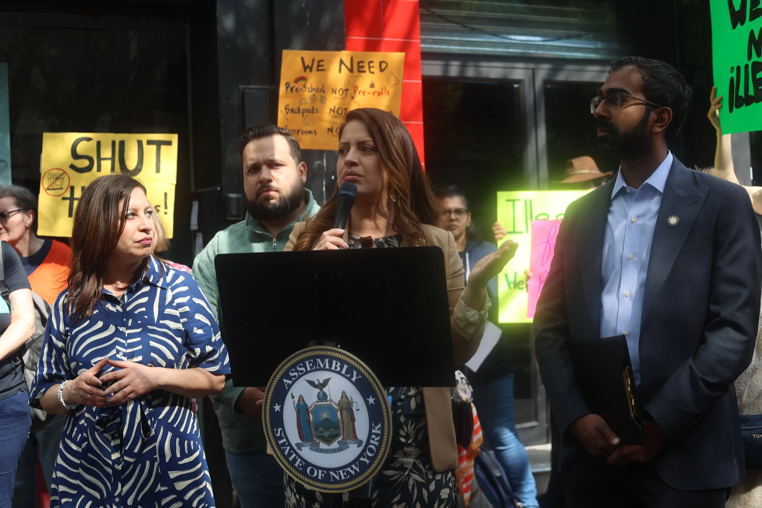 Queens pols call for closure of smoke shop as new law takes effect