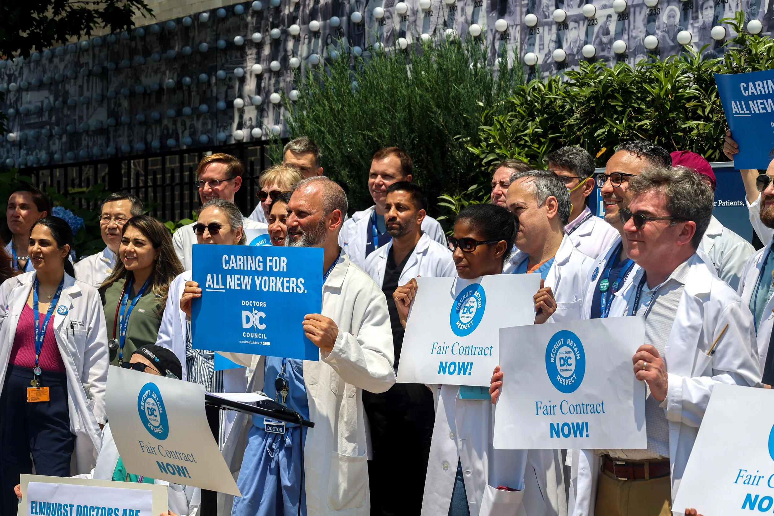 Elmhurst docs rally for new contract 