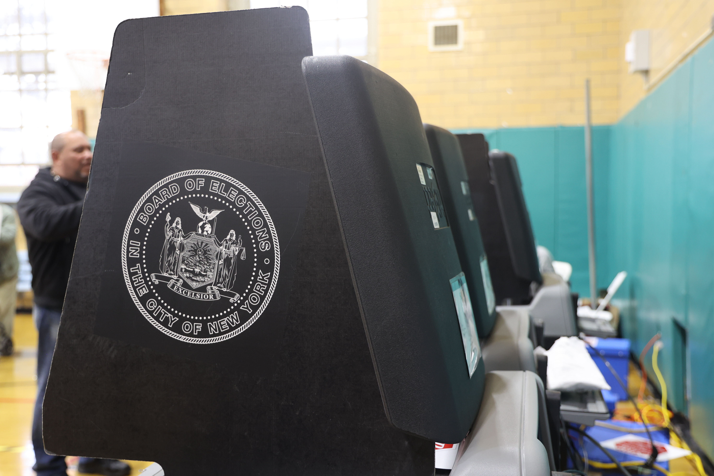 Ballot-counting machines malfunction in Queens