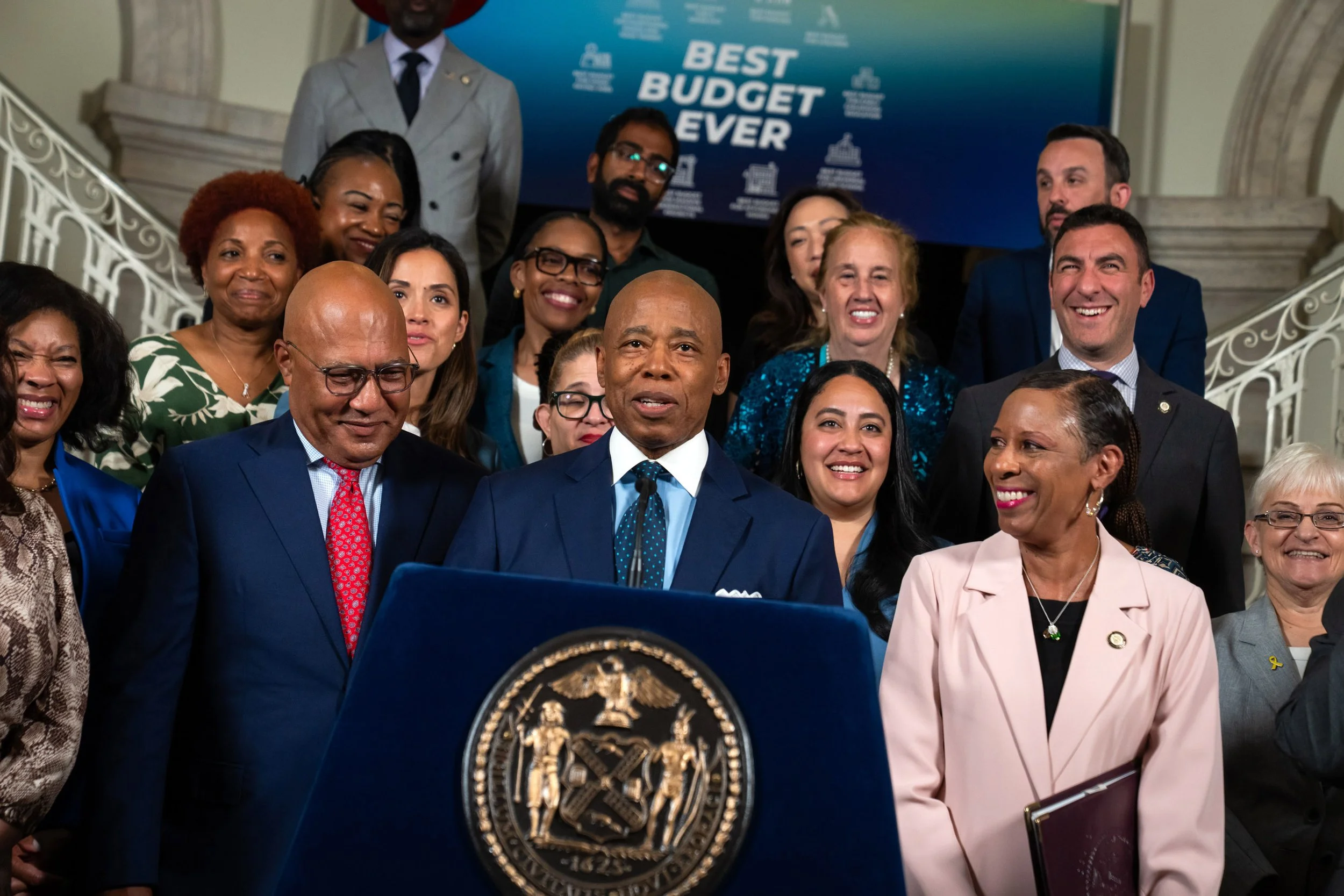 Mayor forms new office for free legal services