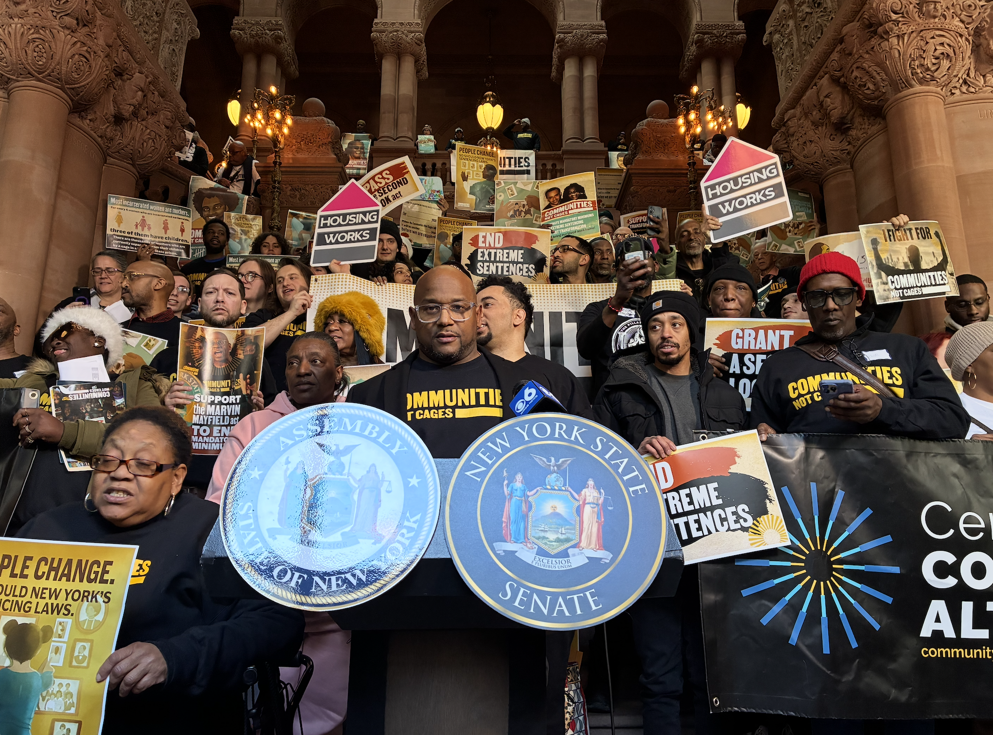 Sentencing reform bill backed by top judge begins to advance through Senate