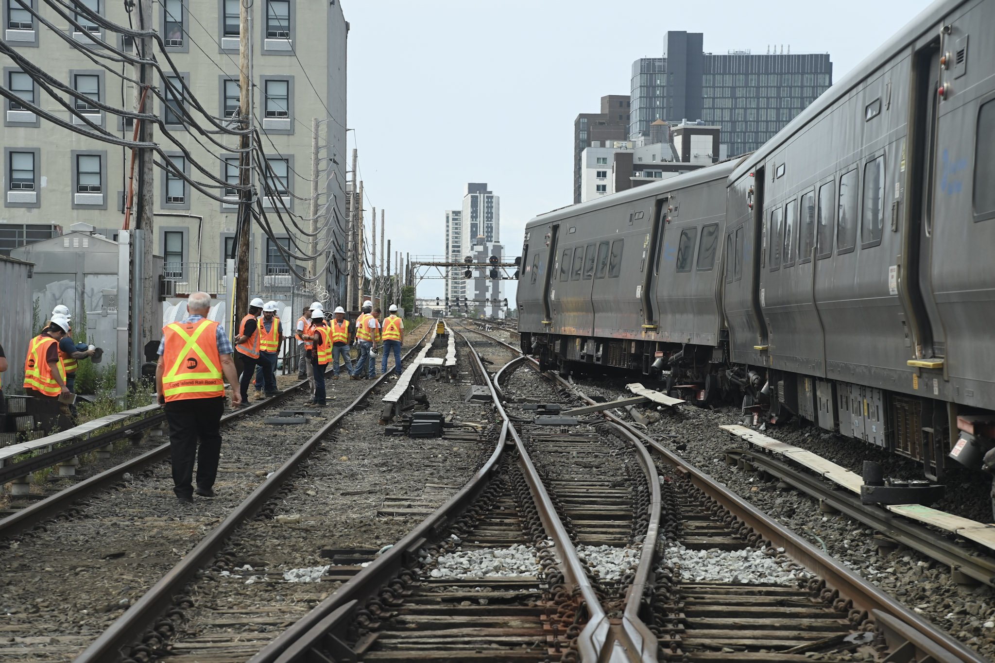 LIRR train derails in Jamaica, injuring more than a dozen — Queens