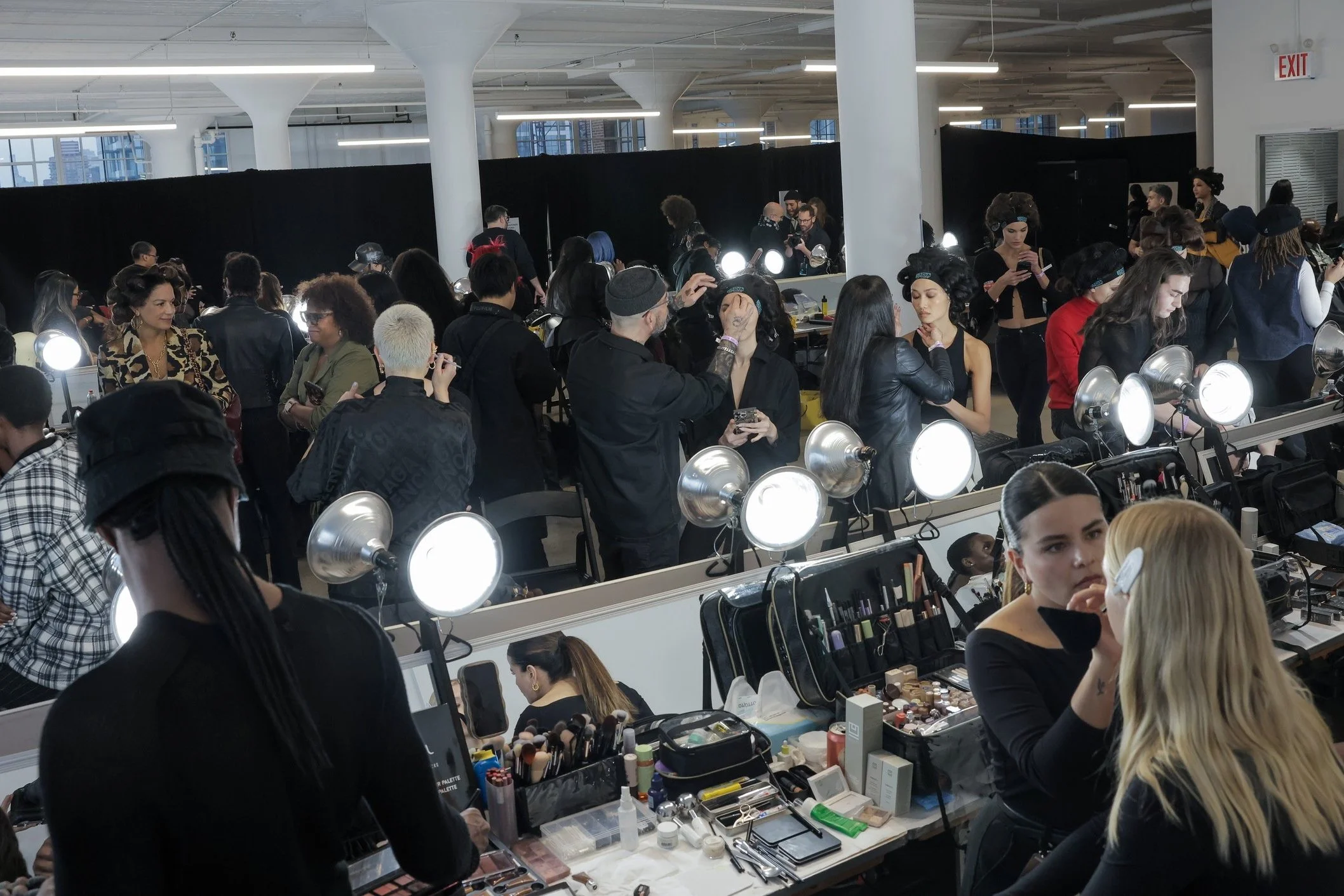 Behind the Curtain: The Unseen World of NYFW Backstage. 