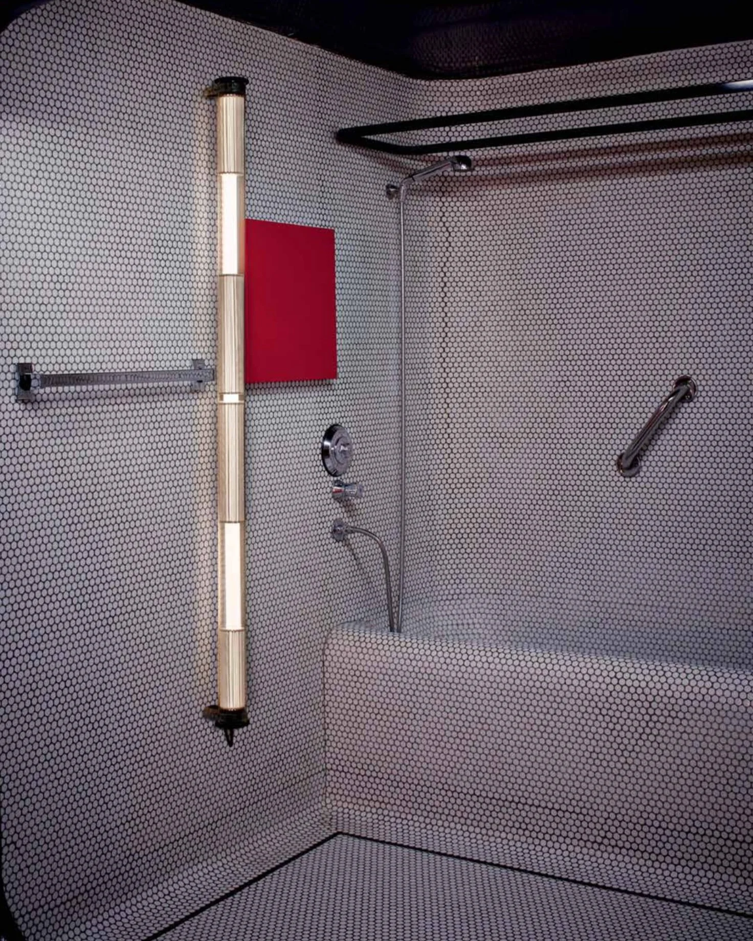 Introducing DCW Editions - In the Tube wall light... and this beautiful bathroom covered in penny tiles 🤤

@dcw_editions
