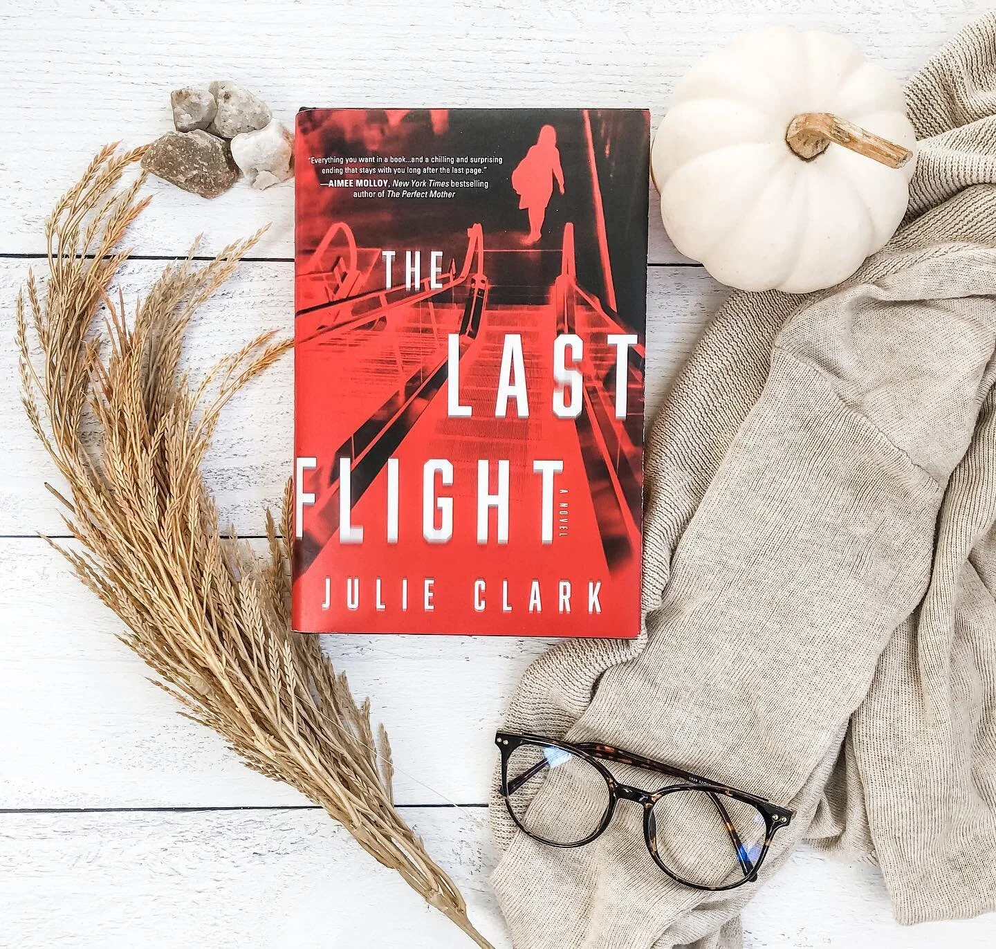 The Last Flight, by Julie Clark ✨
.
Claire Cook has a perfect life. Married to the scion of a political dynasty, with a Manhattan townhouse and a staff of ten, her surroundings are elegant, her days flawlessly choreographed, and her future auspicious