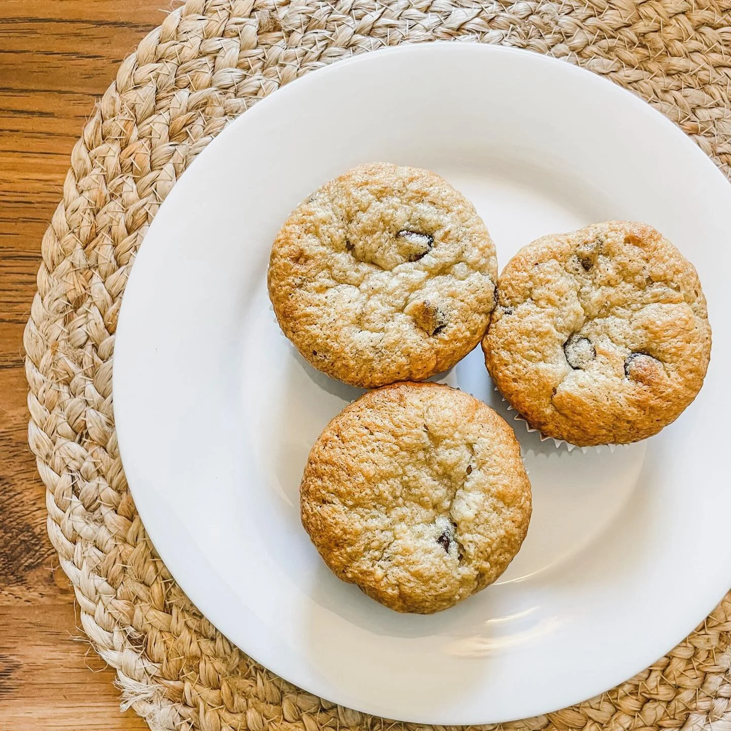 banana cinnamon chocolate chip muffins 😋

1 1/2 cups flour
1 tsp baking powder
1 tsp baking soda
3 large bananas, mashed
1 cup sugar 
1 egg
1/3 cup butter, melted
big pinch of salt
good sprinkle of cinnamon
big handfuls of chocolate chips

mix every