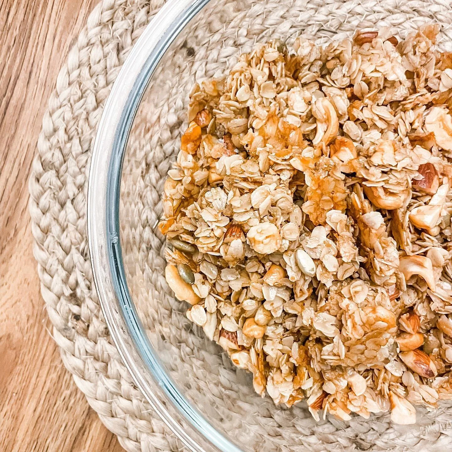 homemade granola (based on @tattebakery&rsquo;s!) 🤤🥰 can&rsquo;t wait to always be stocked up on this and have with Greek yogurt, as a snack on the go, or for something sweet after dinner 🙌🏼
.
3 cups old fashioned oats
3/4 cup cashews
3/4 cup alm