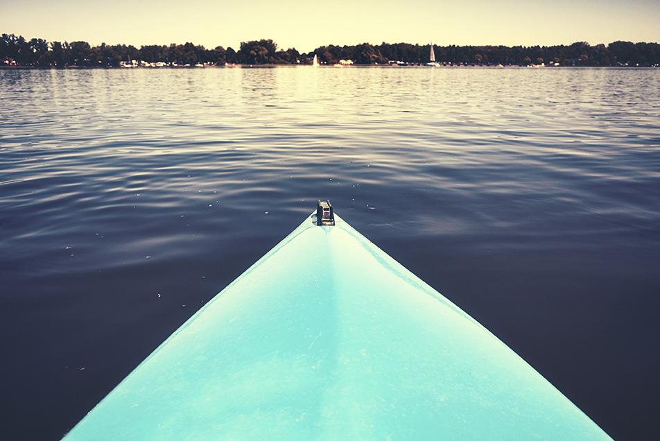 bow-of-a-kayak-on-a-still-lake-YBQWRX22.jpg