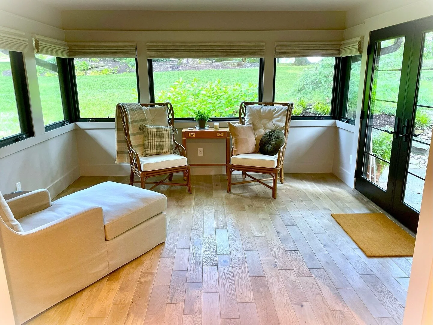 ☀️🌷Ready to soak up the sunshine in style? This sunroom is ready for the warmer seasons ahead! 
#knoxvilletn #knoxville #knoxvilletennessee #knoxrocks #tennessee #knox #easttennessee #ilovelocalknoxville #knoxvillebusiness #westknoxlife #northknoxv