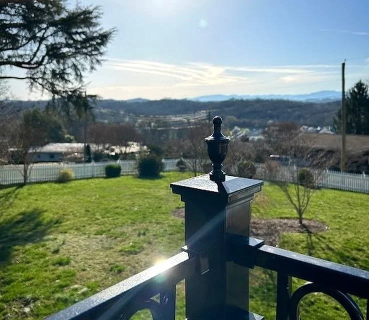 ☀️🌻Exploring the finer details of this deck remodel!
#knoxvilletn #knoxville #knoxvilletennessee #knoxrocks #tennessee #knox #easttennessee #ilovelocalknoxville #knoxvillebusiness #westknoxlife #northknoxville #govols #eastknox #RockyTop #knoxville