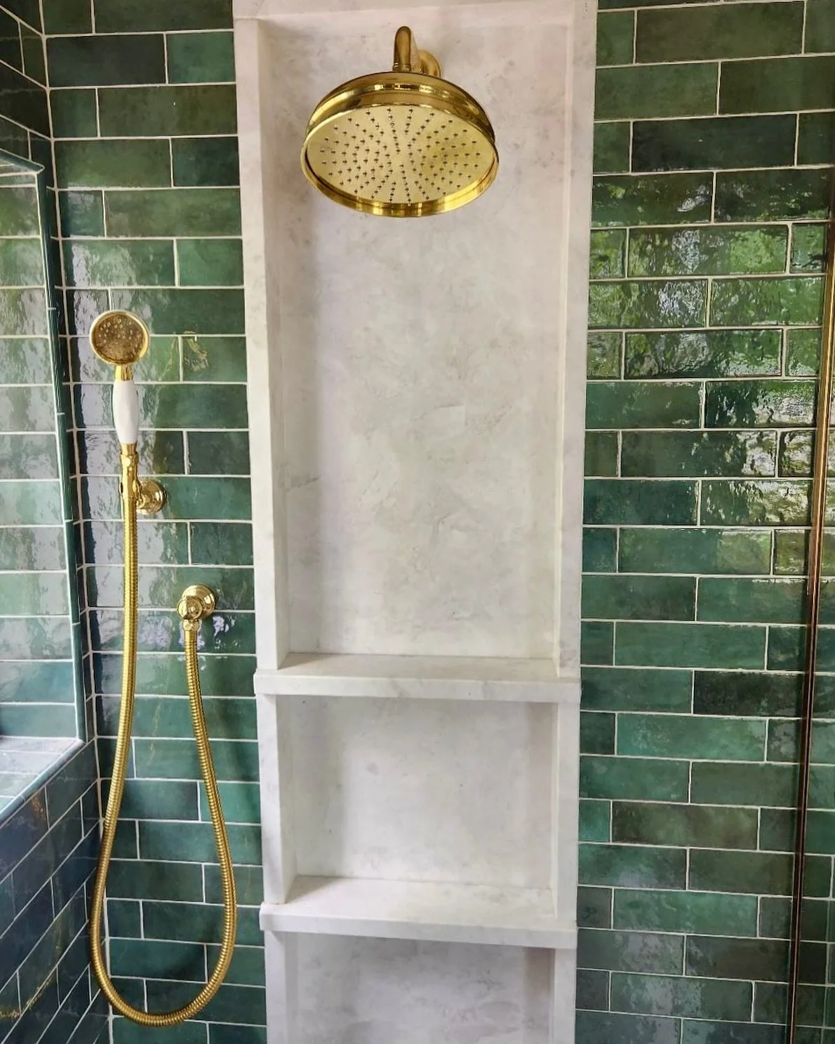 💚🤩Feeling the love for every shade of green in this bathroom!! 
#knoxvilletn #knoxville #knoxvilletennessee #knoxrocks #tennessee #knox #easttennessee #ilovelocalknoxville #knoxvillebusiness #westknoxlife #northknoxville #govols #eastknox #RockyTo