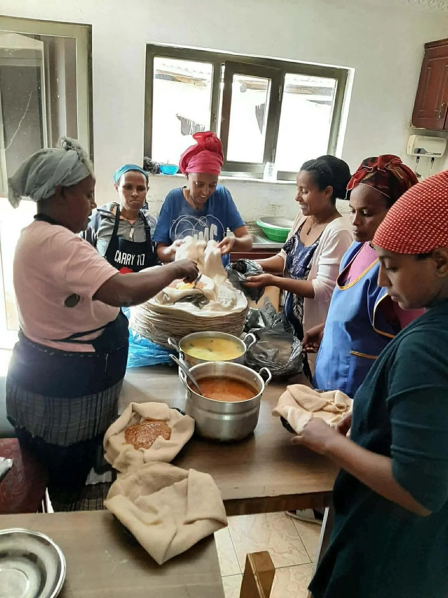 At Carry 117, empowerment goes beyond the workplace 🤍
As part of our empowerment journey, our employees stepped out to serve their community by feeding those who are unhoused. This outreach was a beautiful reminder of what it means to live out Isaia