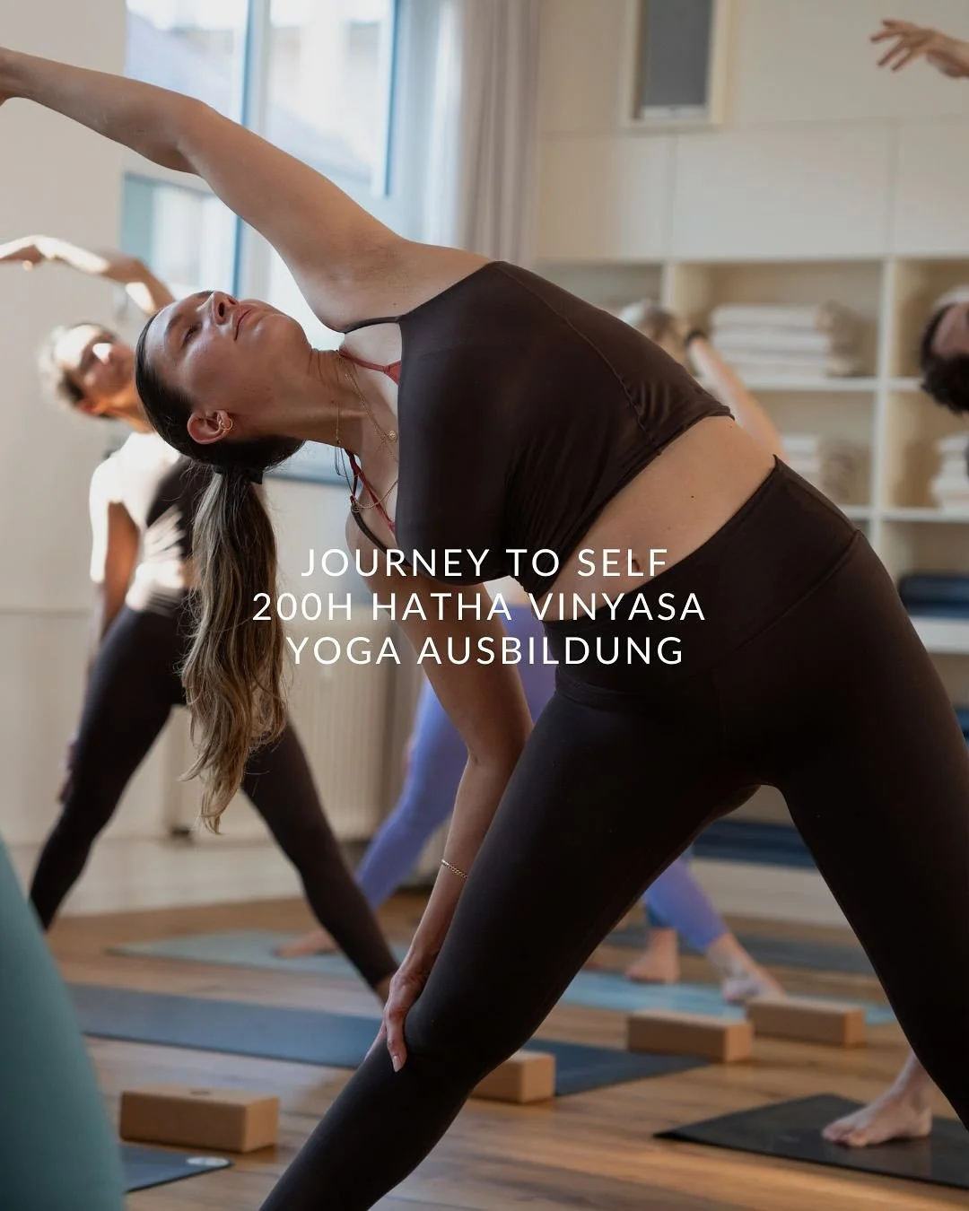 Noch 1 Platz frei f&uuml;r die 200h Vinyasa Yoga Ausbildung ab November 2025 ✨

Die Journey to Self Ausbildung f&uuml;hrt dich in sieben Modulen in die Tiefe deiner Praxis. Du tauchst ein in Geschichte, Philosophie und Anatomie des Yoga und lernst, A