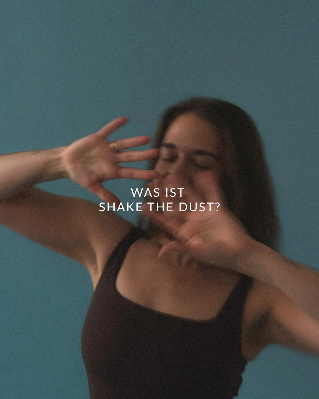 Kennst du das Gef&uuml;hl, wenn sich etwas in dir bewegen will &ndash; bevor du &uuml;berhaupt wei&szlig;t, was es ist? Wenn dein K&ouml;rper einfach loslegt, bevor dein Kopf zustimmt?
Genau da beginnt Shake the Dust. Eine Einladung, dich zu sch&uuml