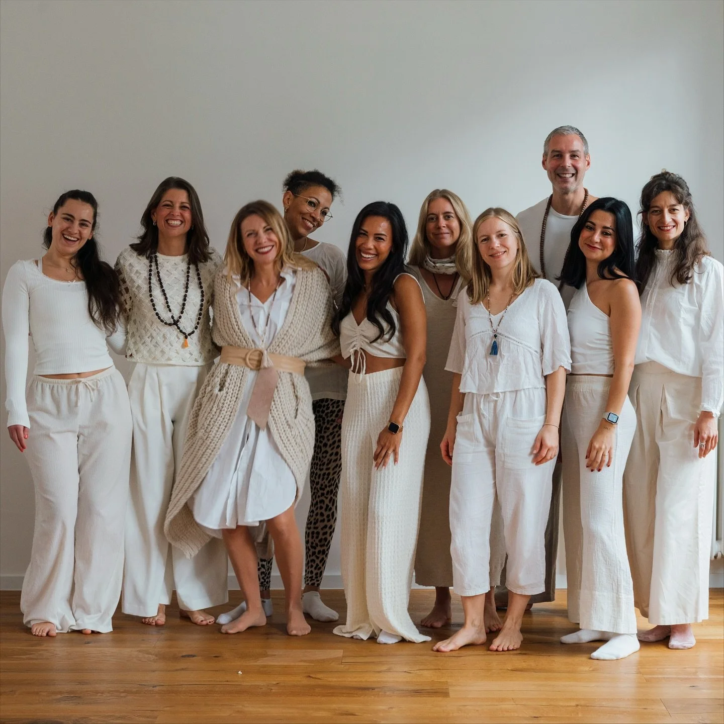 Oktober. Ein Monat voller Bewegung &ndash; innerlich und &auml;u&szlig;erlich. 🌀
Wir haben gemeinsam geatmet, gelacht, geweint, gesungen, geschwitzt und losgelassen.  Der erste Teil FLOW unserer 300h Authentic Self Ausbildung ist zu Ende gegangen &n