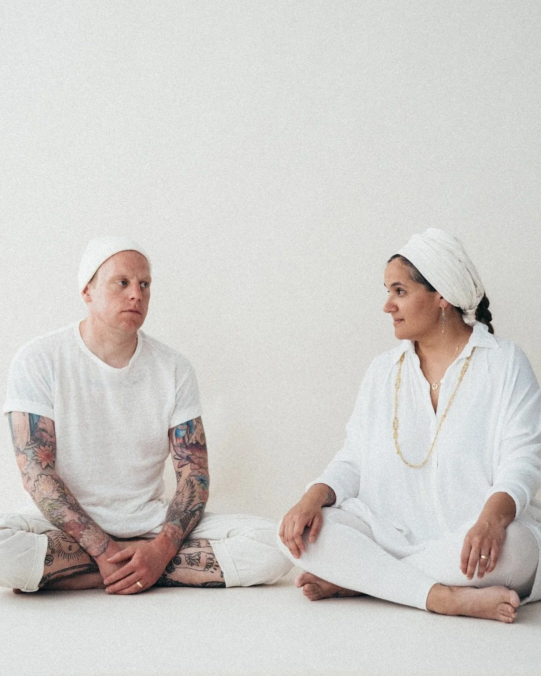 Es gibt Begegnungen, die bleiben. Menschen, die R&auml;ume &ouml;ffnen &ndash; durch ihre Pr&auml;senz, ihre Stimme, ihren Klang.
The Sat Nam Sessions @thesatnamsessions geh&ouml;ren f&uuml;r uns zu diesen seltenen Begegnungen. Mitali @the__holistic_