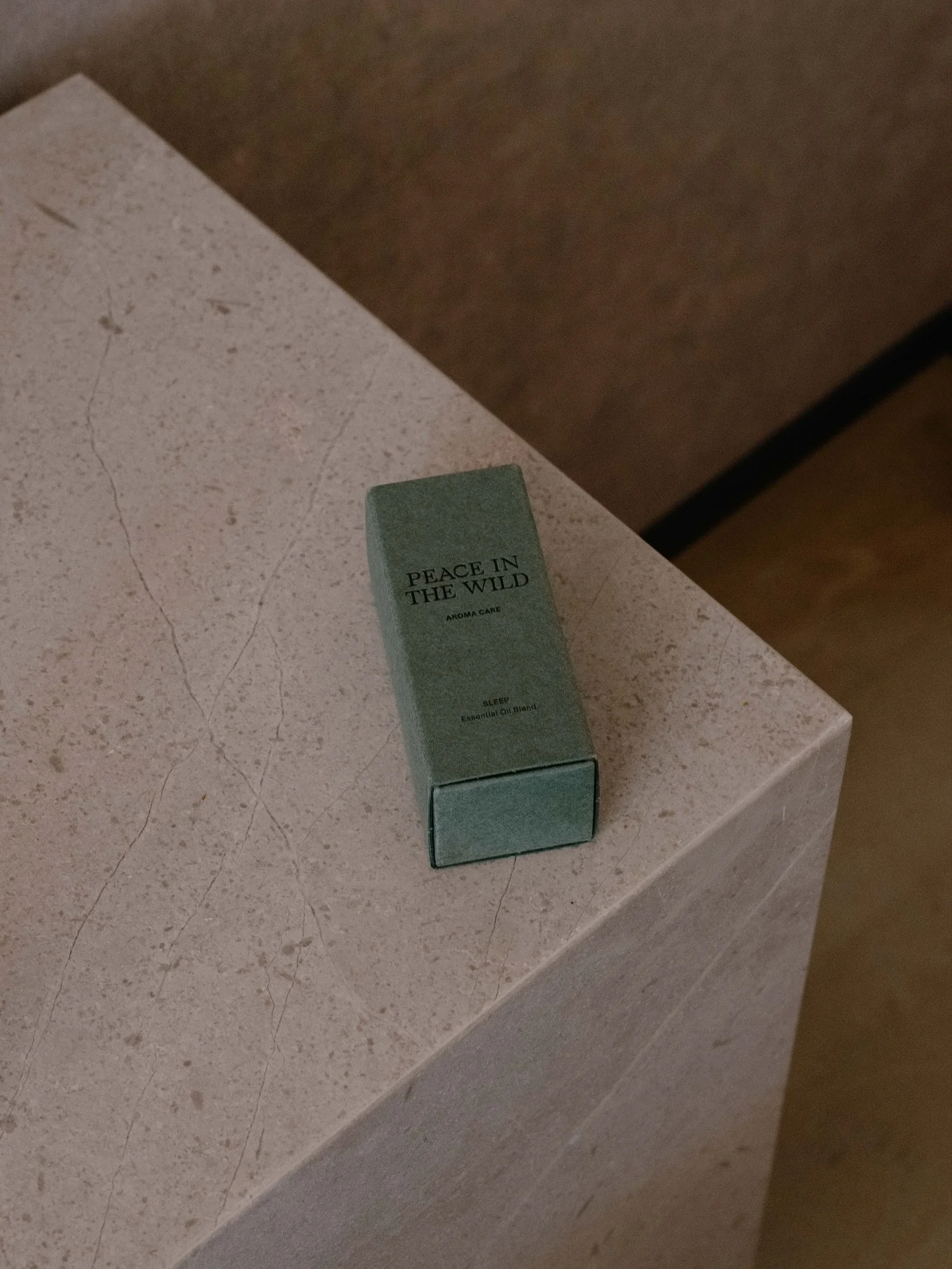 Ein Atemzug. Ein Duft. Ein Moment der Pr&auml;senz.
Mit Peace in the Wild zieht eine neue sinnliche Dimension in unsere Praxis ein &ndash; eine Einladung, noch tiefer zu sp&uuml;ren und anzukommen.

Wir freuen uns &uuml;ber diese duftende Verbindung 