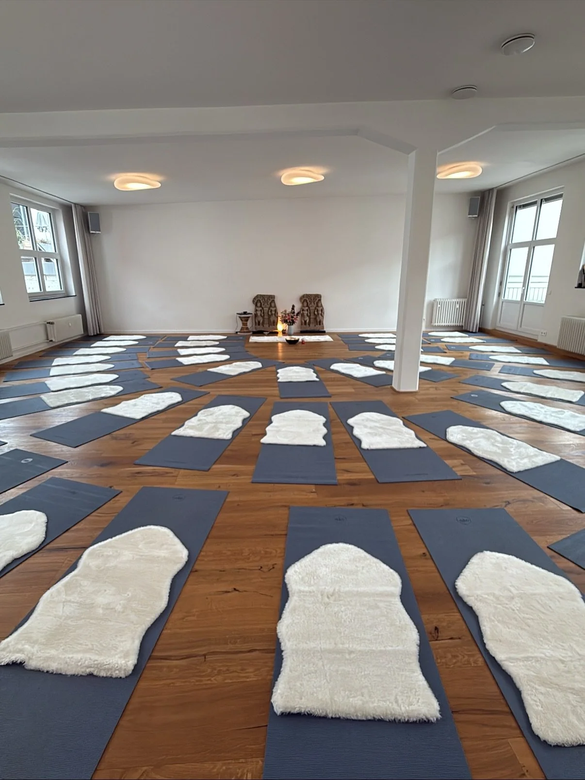 Was f&uuml;r ein Samstag. Voll, lebendig, laut und gleichzeitig tief und ruhig.
 Mitali @the__holistic__space &amp; Robert @robertehrenbrand von The Sat Nam Sessions @thesatnamsessions hier zu haben, hat dem Tag eine Qualit&auml;t gegeben, die man ni