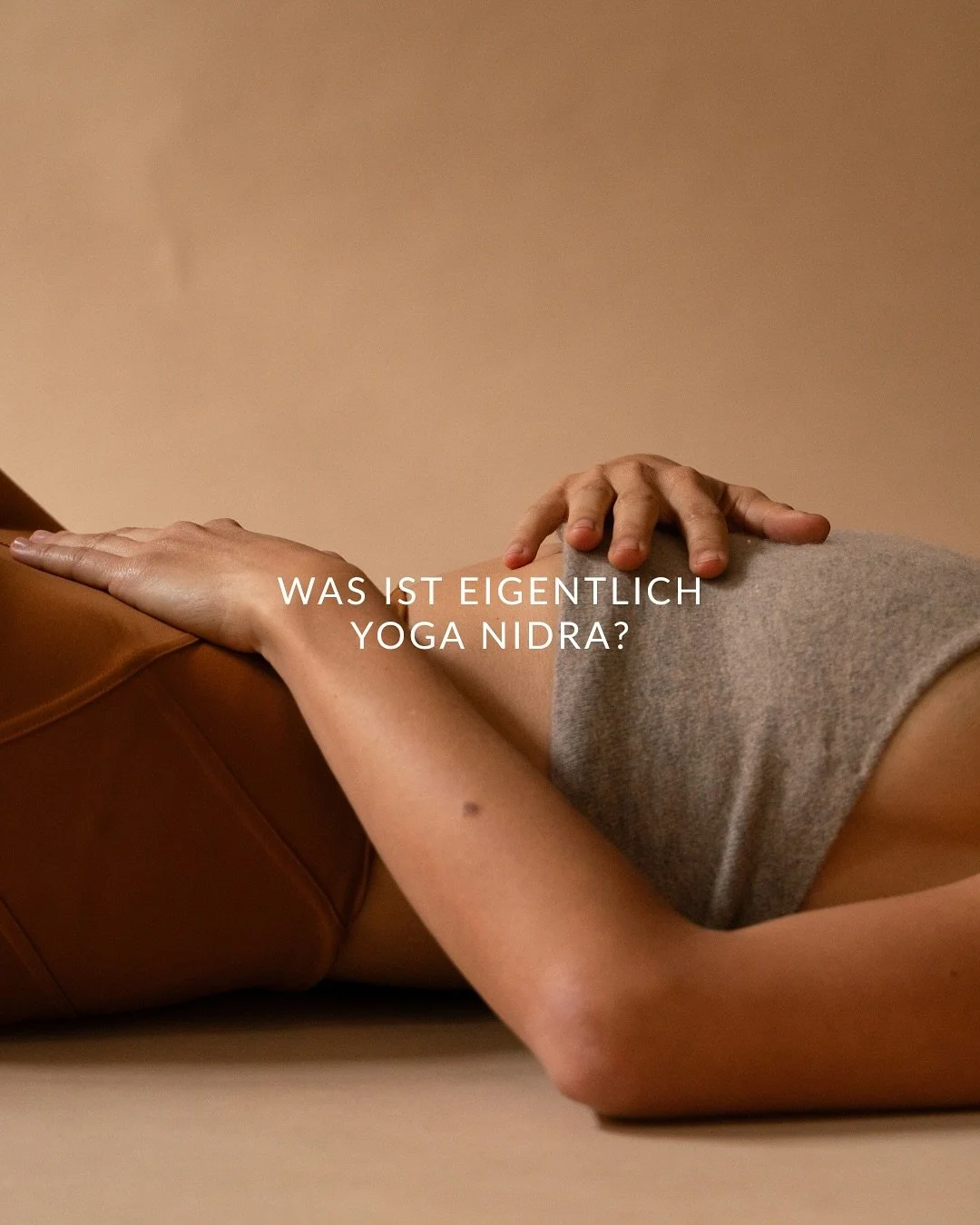 Yoga Nidra ist eine Praxis, die man oft erst dann wirklich versteht, wenn man sie erlebt. 🌀 Es sieht aus wie &bdquo;ruhig daliegen&ldquo; &ndash; aber innerlich passiert so viel mehr: Der K&ouml;rper wird schwer, der Atem weich, der Geist klar. Und 