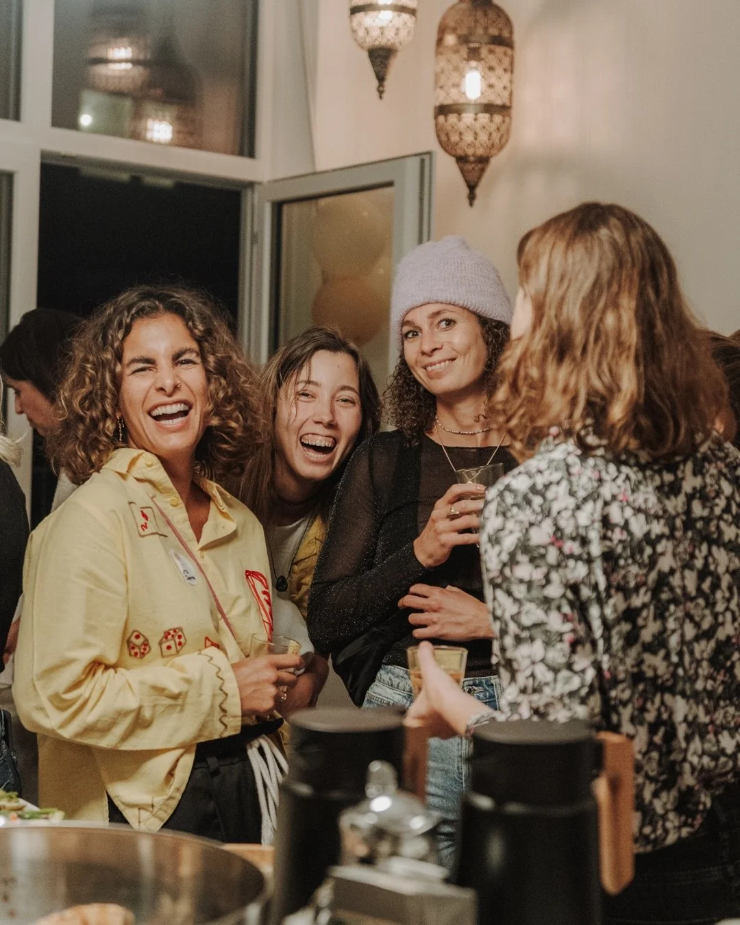 Diese Bilder zeigen genau das, was unsere Winterzeit ausmacht: echte Begegnung, gemeinsames Lachen, kleine Momente, die gut tun.
In den kommenden Wochen wird es bei Namotoyoga lebendig, gemeinschaftlich und voll kleiner Highlights &ndash; mit unserem