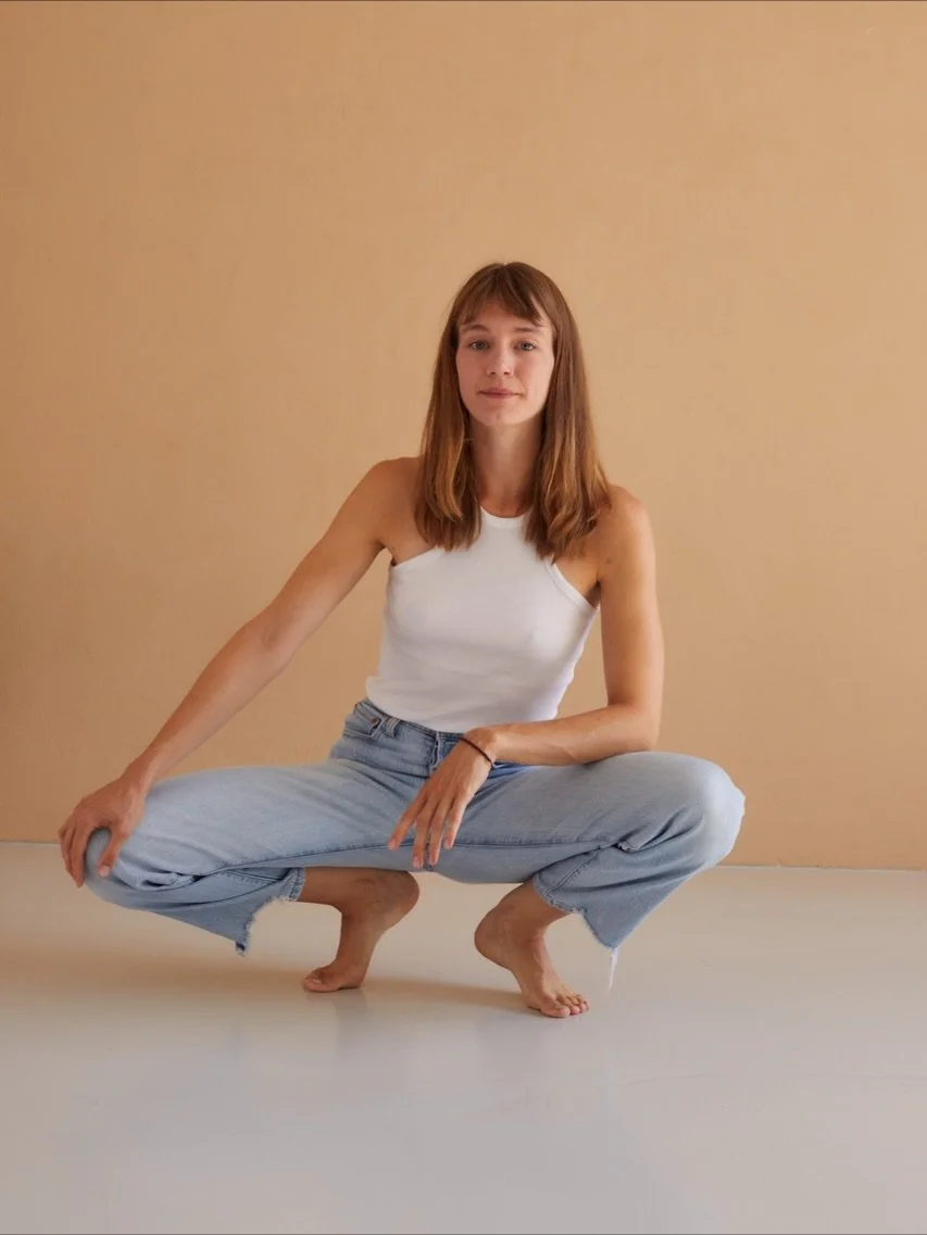 In dieser Folge kommen zwei Frauen zusammen, die seit vielen Jahren Yoga lehren, R&auml;ume gestalten und Studios f&uuml;hren: Mara Salehi Gilani @maralehyoga von Namotoyoga und Leonie Goller @leonie.linetta von Yoga on the Move. @yogaonthe.move 
Bei