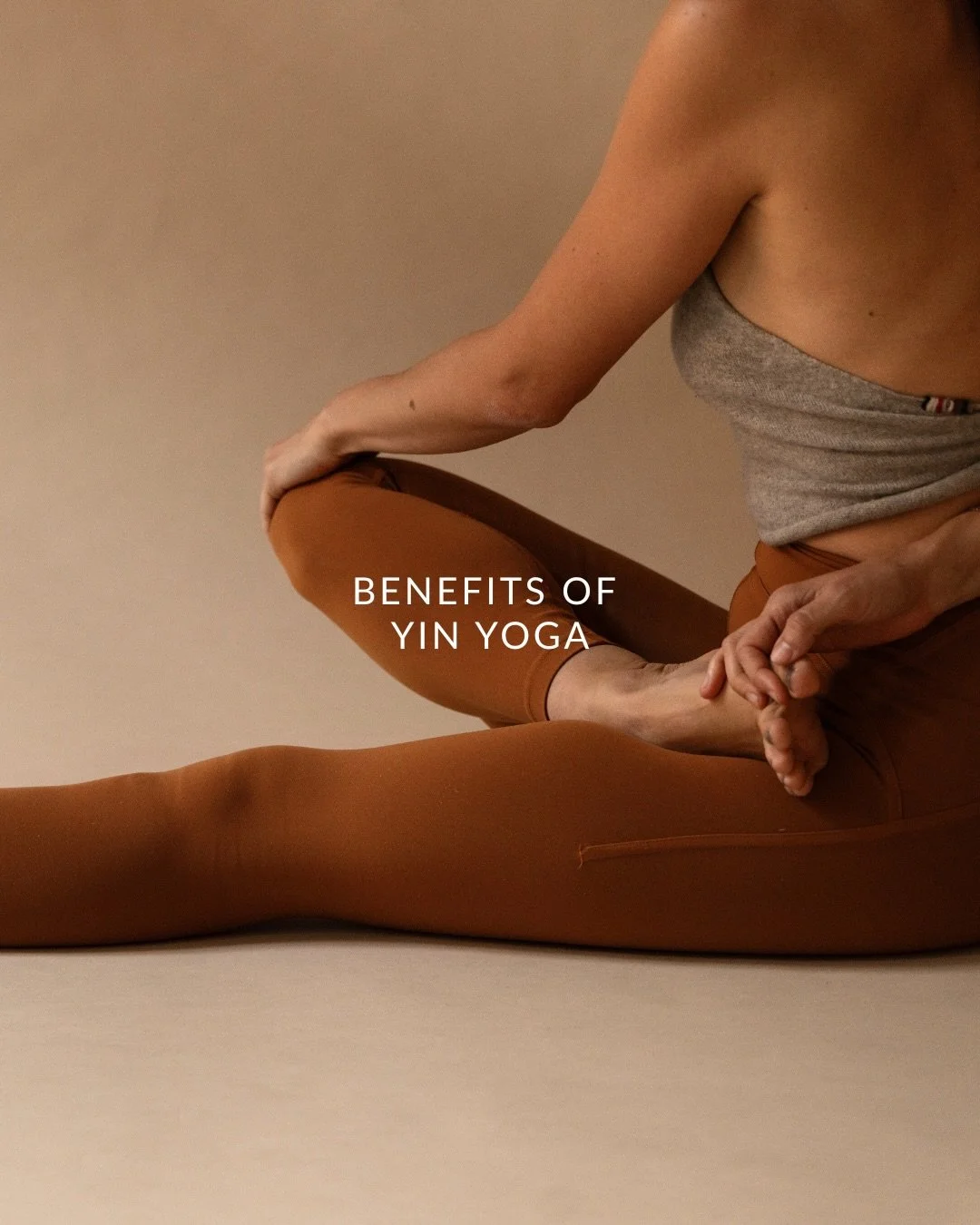 Yin Yoga ist eine Praxis des Verweilens.
Du bleibst, statt weiterzugehen. Der K&ouml;rper darf weich werden, der Atem ruhiger, das Nervensystem kann herunterfahren.

In den Haltungen wirkt Yin Yoga tief - auf das Bindegewebe, die Regulation von Stres