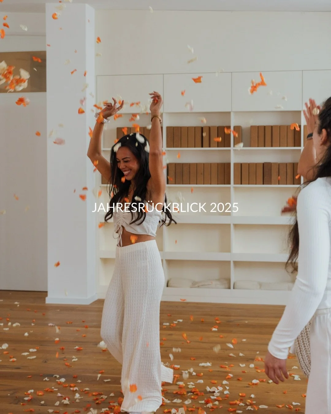 2025 war ein Jahr, das uns bewegt hat. 🌀 Im K&ouml;rper. Im Herzen. Und als Gemeinschaft.
Unser erstes ganzes Jahr im neuen Studio hat gezeigt, was entsteht, wenn Menschen zusammenkommen, sich zuh&ouml;ren und miteinander wachsen wollen. Wenn Raum n