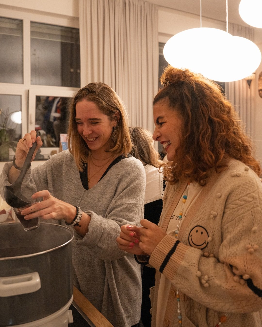 Die erste Januarwoche ist schon vorbei &ndash; und trotzdem ziehen wir nochmal kurz den Dezember zu uns heran. Weil er nachwirkt. Weil er uns getragen hat. Und weil er uns mit so viel Energie &amp; Freude ins neue Jahr geschickt hat.
Zwischen Lichter