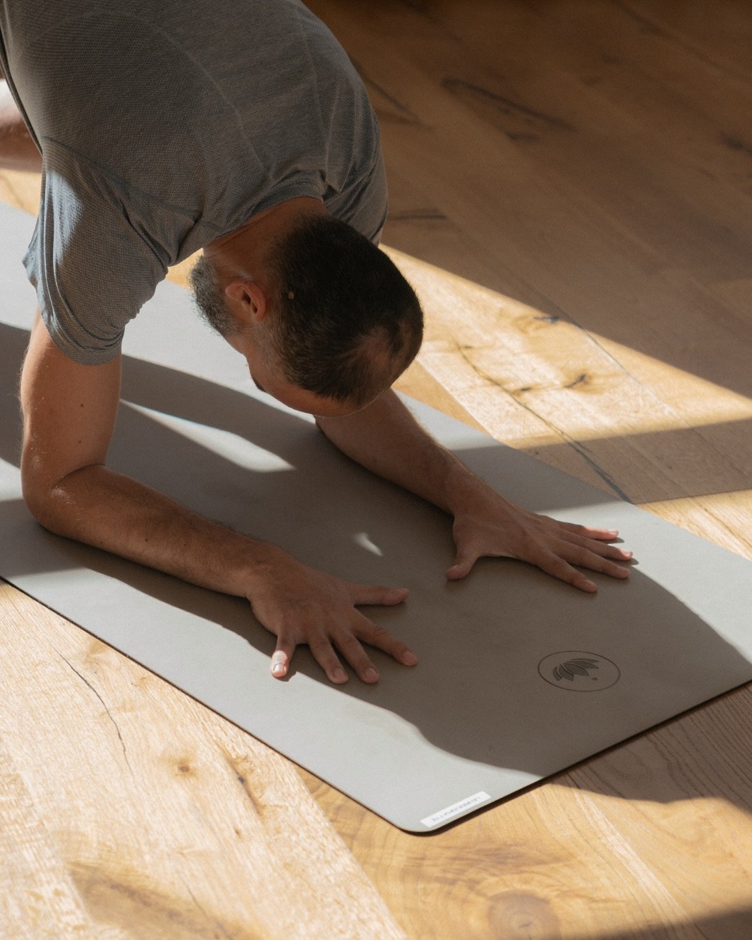 MOVE &amp; PAUSE - Bewegung und Stille als zwei Seiten derselben Praxis mit &Ouml;zg&uuml;r @ozguryoga 
In diesen Workshops treffen kraftvolle Sequenzen mit Arm Balances, Inversionen sowie H&uuml;ft- und Herz&ouml;ffnern auf ruhige, tiefe Yin-Phasen 