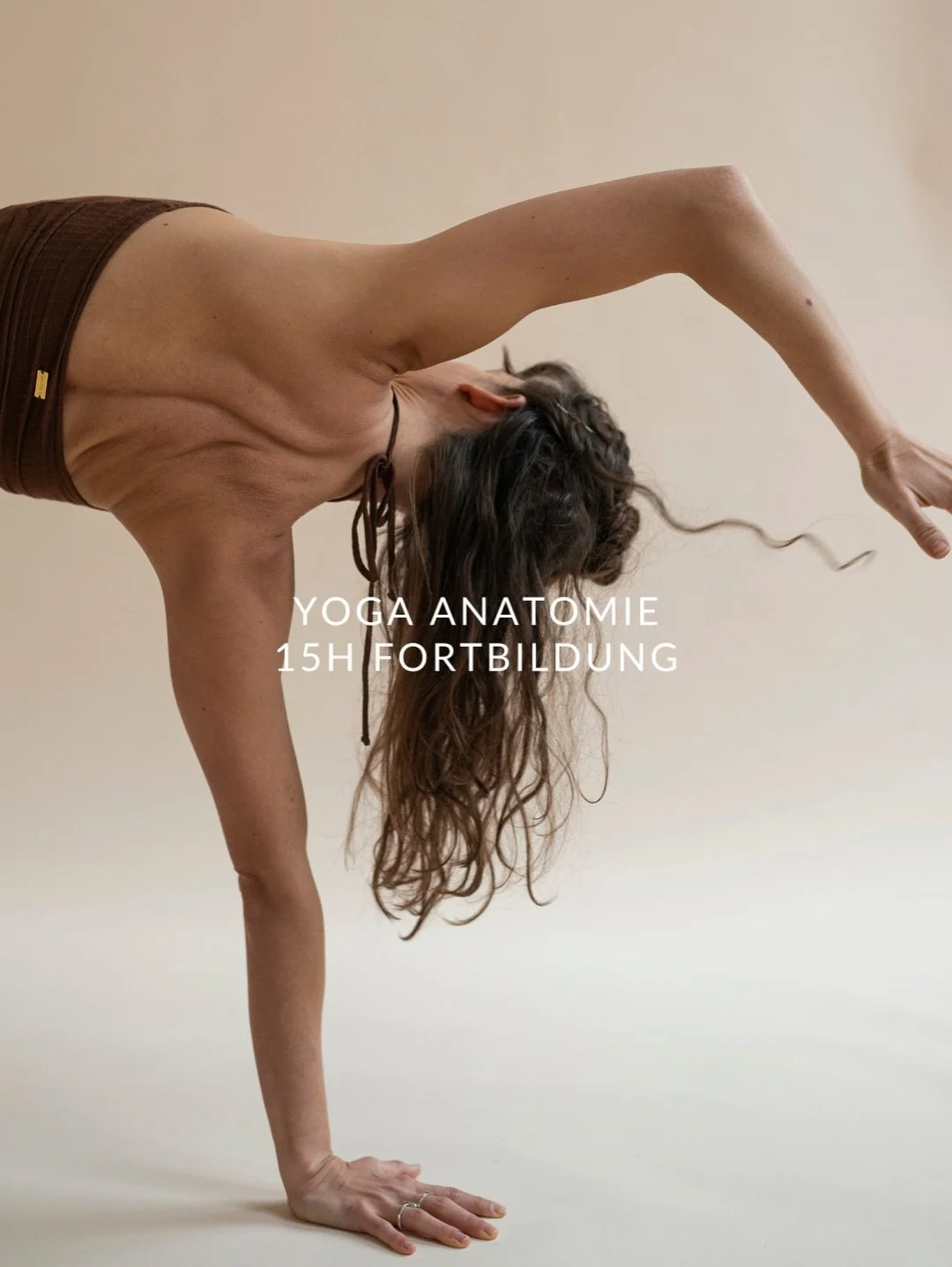 Anatomie ist kein trockener Zusatz zum Yoga &ndash; sie ist der Boden, auf dem pr&auml;zises, achtsames und gesundes Unterrichten entsteht. 🤲 In unserer 15h Fortbildung tauchst du zwei Tage lang gemeinsam mit Mara @maralehyoga &amp; Muriel @mue.oste