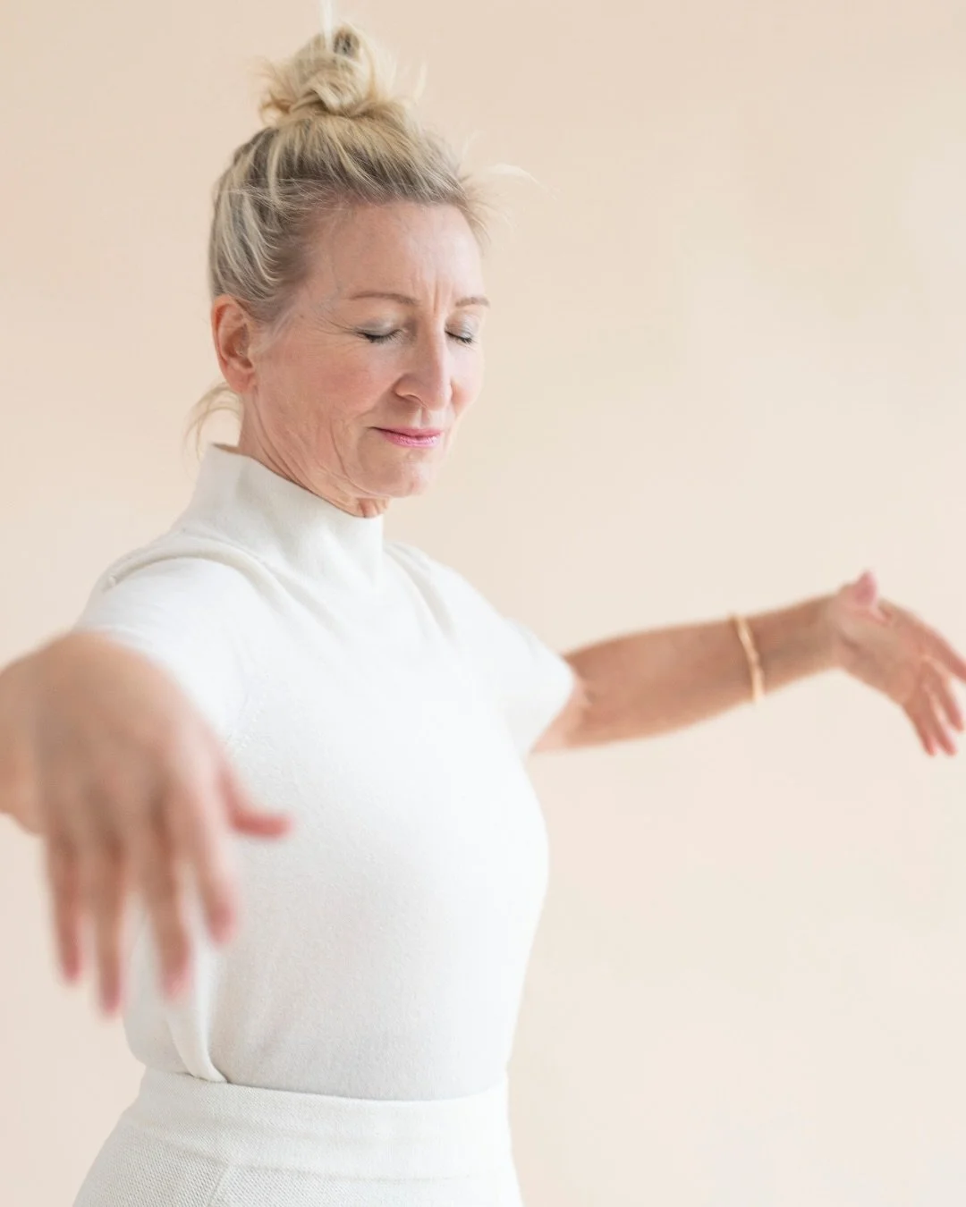 Longevity beginnt im Alltag. 🌀 In kleinen, bewussten Entscheidungen f&uuml;r Bewegung, Ruhe und Pr&auml;senz.
In der Longevity Experience begleitet dich Susann Rasper durch einen ganzen Tag Yoga und Embodiment - kr&auml;ftigend und regenerierend, mi