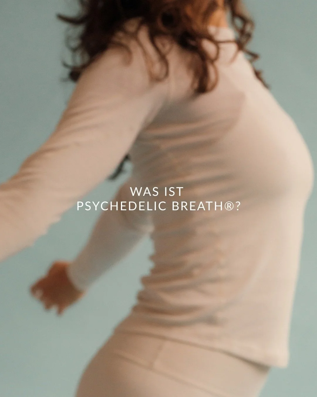 Psychedelic Breath&reg; ist eine intensiv gef&uuml;hrte Atempraxis, die &uuml;ber rhythmisches, verbundenes Atmen wirkt. Der Atem wird zum Zugang - zu Wahrnehmung, inneren Prozessen und Tiefe.
Viele Menschen erleben dabei intensive K&ouml;rperempfind