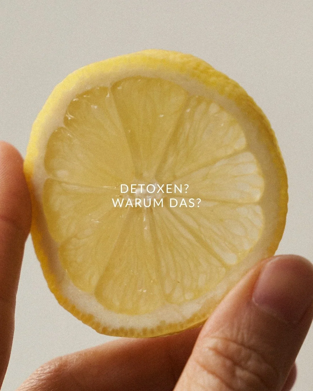 Detox &ndash; wir wissen, das Wort ist ein bisschen aufgeladen.
Zwischen Saftkuren, Verzicht und &bdquo;ab Montag wird alles anders&ldquo; geht schnell verloren, worum es eigentlich gehen k&ouml;nnte: Bewusstsein.
Unser K&ouml;rper entgiftet jeden Ta
