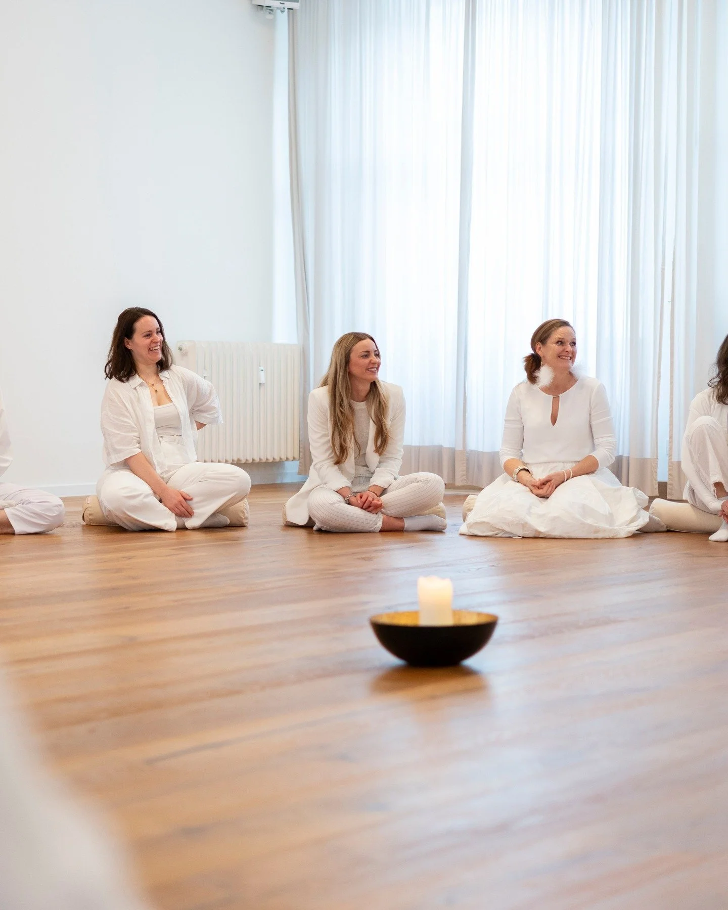 Februar im Studio. - so f&uuml;hlt sich Routine an:
Mehr Vertrautheit in den Abl&auml;ufen.
Erste Lieblingsstunden im neuen Jahr.
Ruhige Abende, kraftvolle Flows, ehrliche Pausen.

Aus einzelnen Stunden wird ein Rhythmus. Und genau darin liegt die Kr