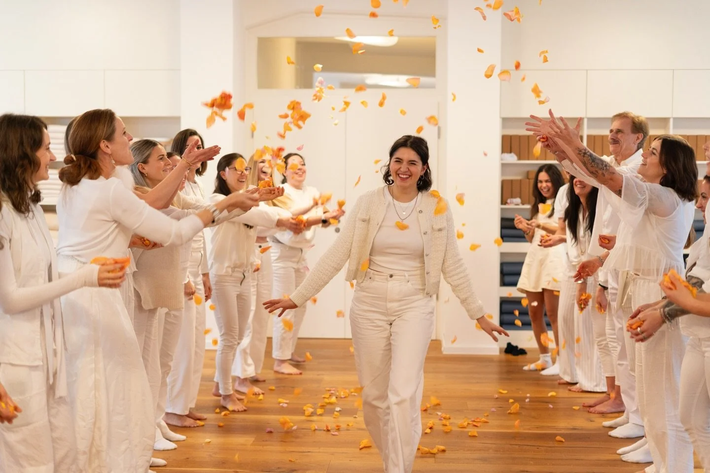 Unsere 200h Journey to Self 25/26 ist zu Ende.
Und was wieder bleibt, ist vor allem eines: Dankbarkeit.
F&uuml;r eine Gruppe, die bereit war, wirklich einzutauchen. F&uuml;r ehrliche Gespr&auml;che. F&uuml;r das gemeinsame Ringen um Klarheit - in der