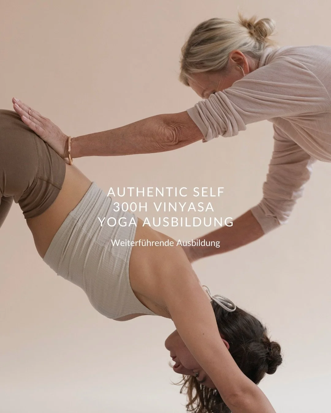 Ausdruck ist mehr als Worte.
Und auch mehr als eine Form.

Im 100h Expression Modul geht es darum, deinen eigenen Ausdruck im Yoga zu finden - in Bewegung, Sprache und Pr&auml;senz. Du vertiefst dein Verst&auml;ndnis f&uuml;r den K&ouml;rper, entwick